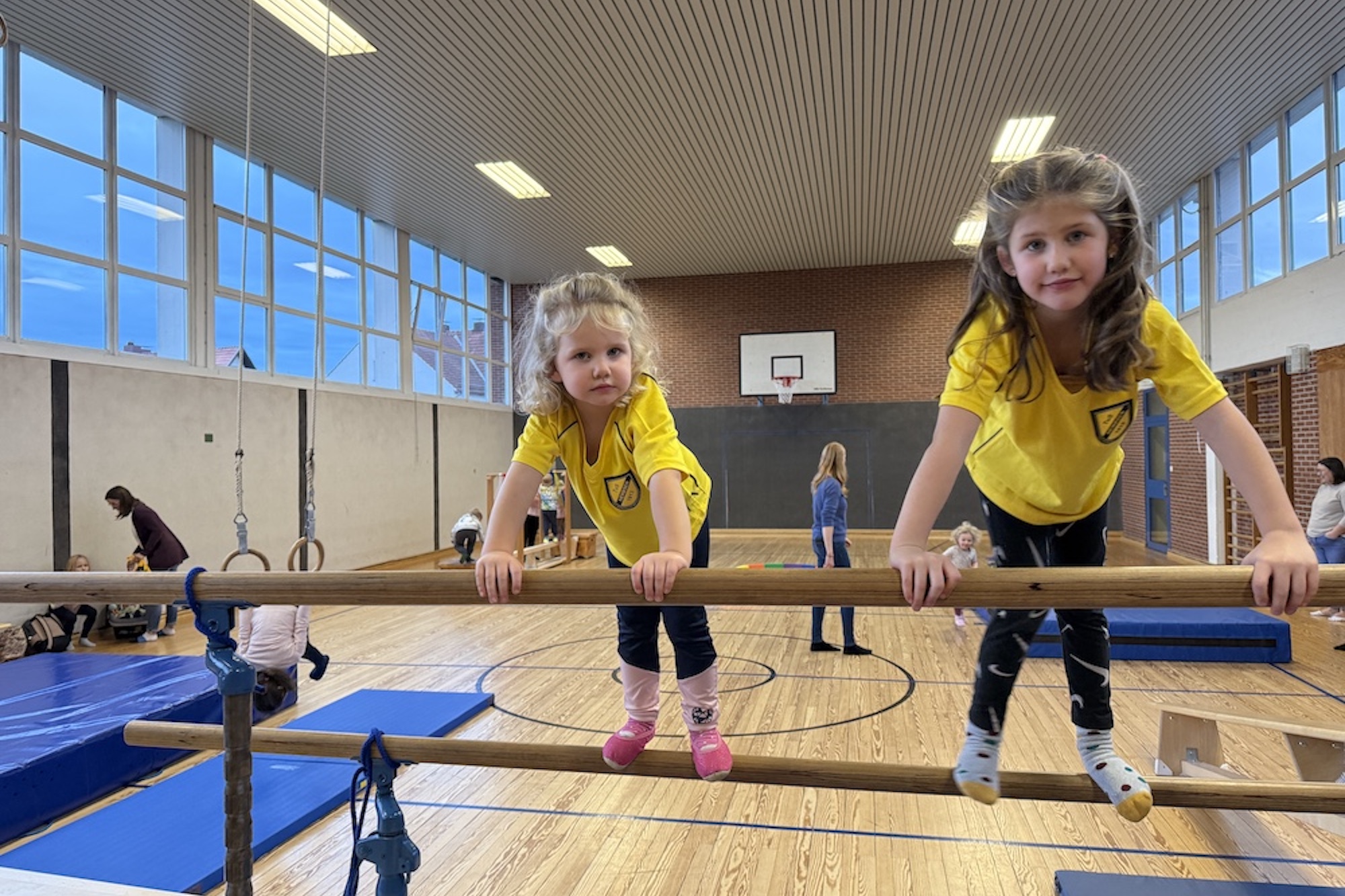 Dieses Bild zeigt zwei Kinder der Kinderturngruppe des TuS 13 Hembsen.