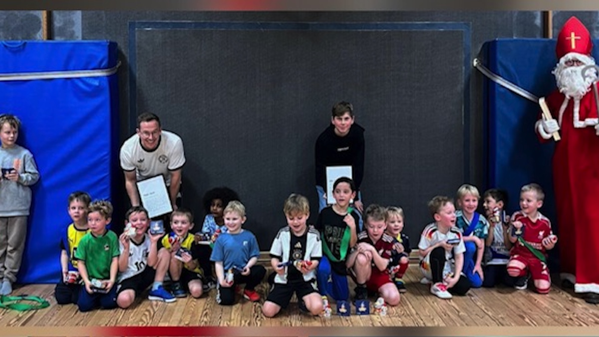 Dieses Foto zeigt den Besuch des Nikolaus bei den Mini-Kickern der JSG.