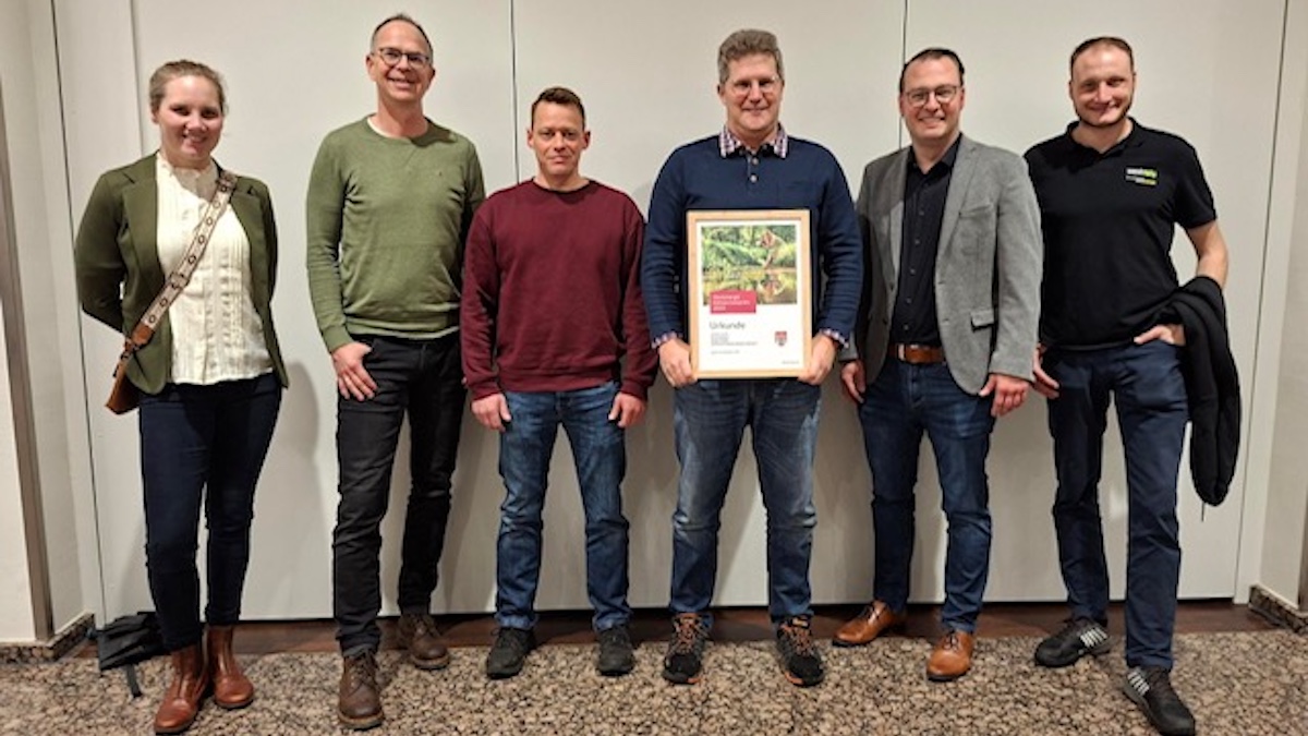 Dieses Foto zeigt die Preisverleihung des zweiten Platzes der Klimaschutzpreises 2025 an den TuS 13 Hembsen.