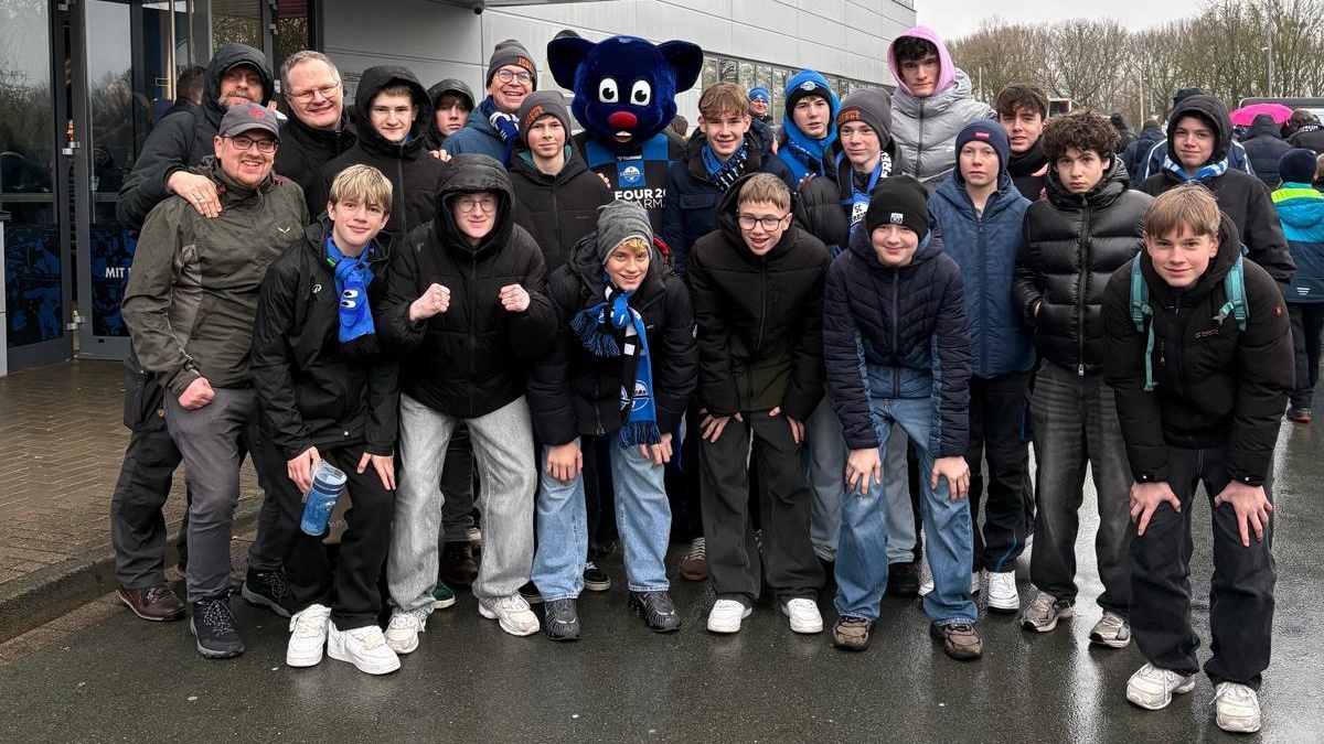 Dies ist ein Gruppenfoto vom Besuch beim SC Paderborn.
